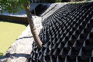 Отличия георешетки и геомата при укреплении склонов